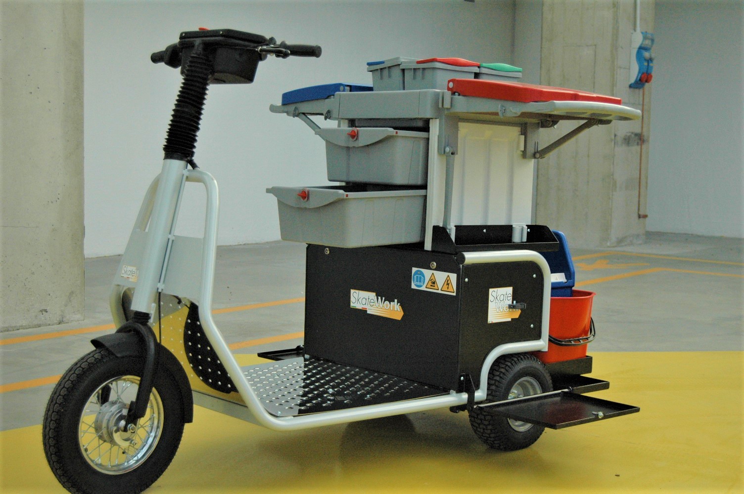 Electric Utility Vehicle with Cleaning Kit